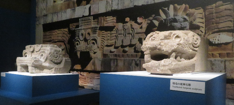 左：シパクトリ神の頭飾り石彫、右：羽毛の蛇神石彫